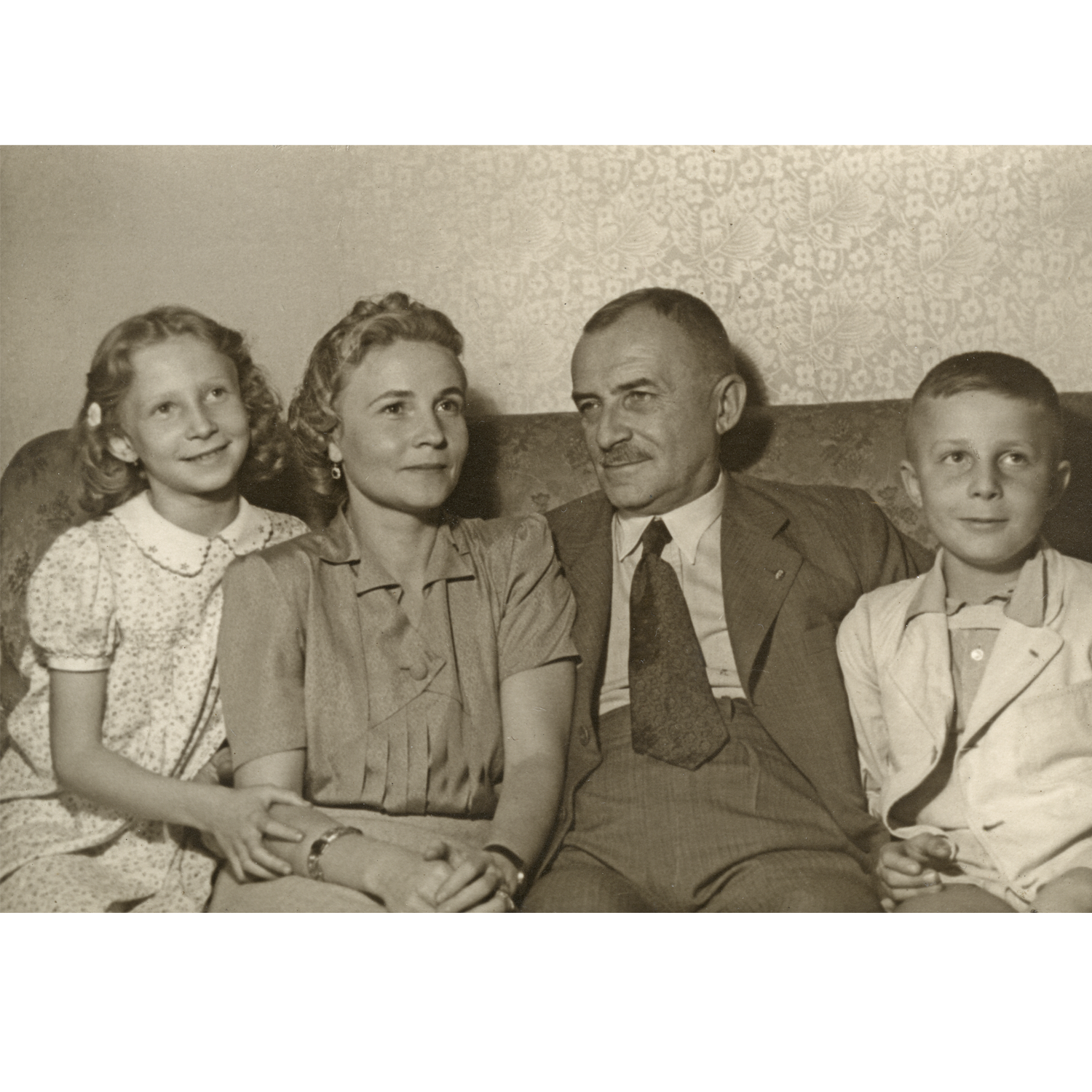 A Fekete család Balról jobbra: Fekete Magdolna, Fekete Lászlóné, Fekete László és ifj. Fekete László)