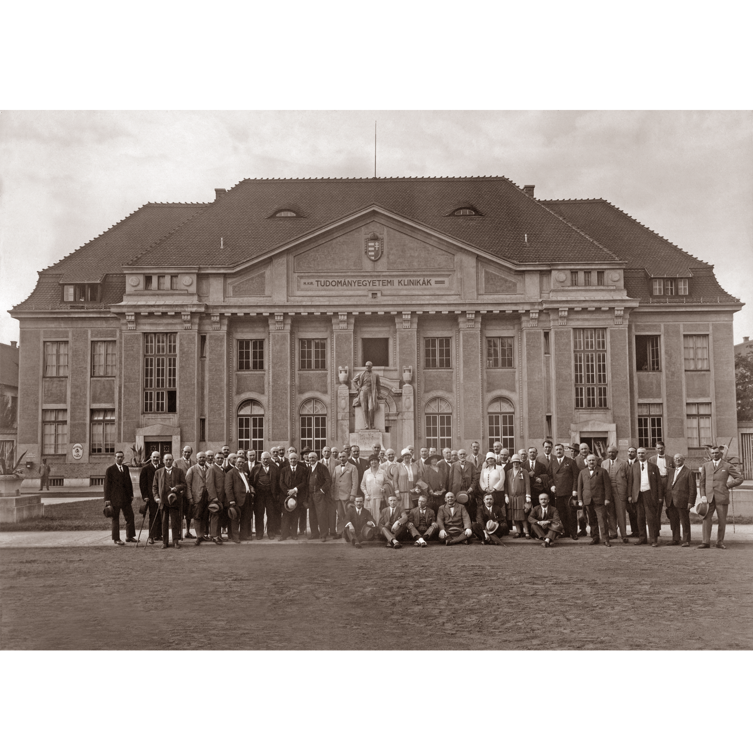 A közjegyzői egylet 1927. évi debreceni vándorgyűlésének résztvevői az egyetem épülete előtt