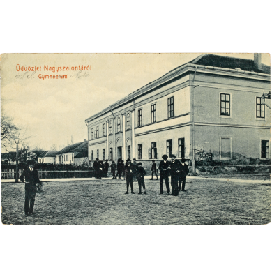 A nagyszalontai főgimnázium épülete képeslapon