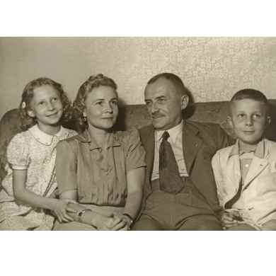 A Fekete család Balról jobbra: Fekete Magdolna, Fekete Lászlóné, Fekete László és ifj. Fekete László)